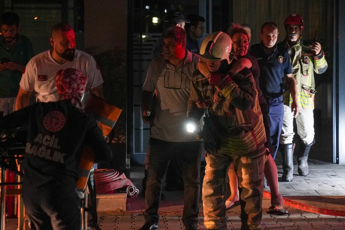 ANKARA'DA 26 KATLI BİNADA YANGIN
1'i bebek 3 kişi hayatını kaybetti

ntv.com.tr/turkiye/ankara…

Foto: AA
