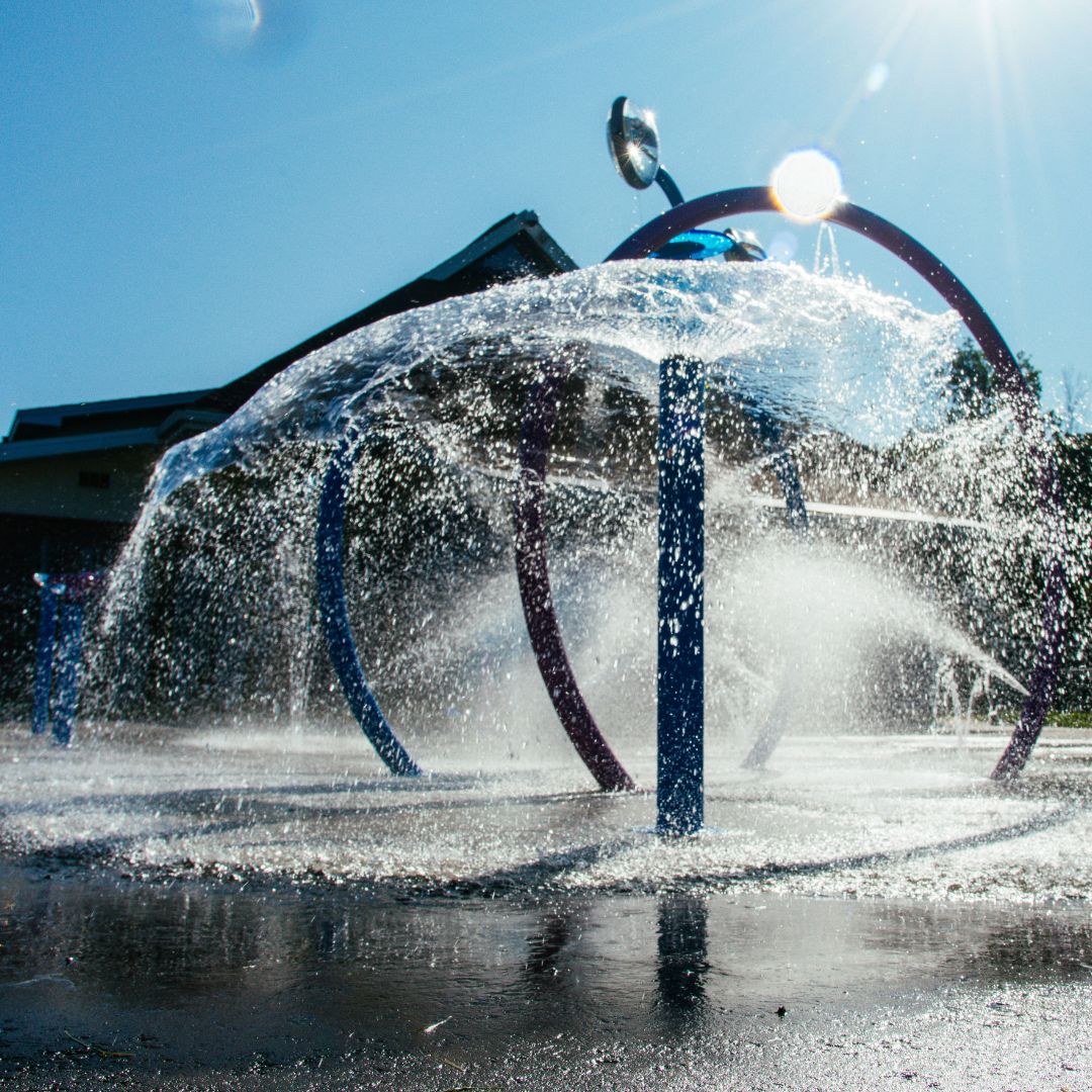 ottawacity's tweet image. It's going to be hot out there! Visit an #OttCity splash pad for a great way to #BeatTheHeat!
Find a splash pad: bit.ly/3QSSs2w
You can also visit any City facility. For locations, visit @OttawaHealth's interactive map: bit.ly/43PUYgN
Stay hydrated!