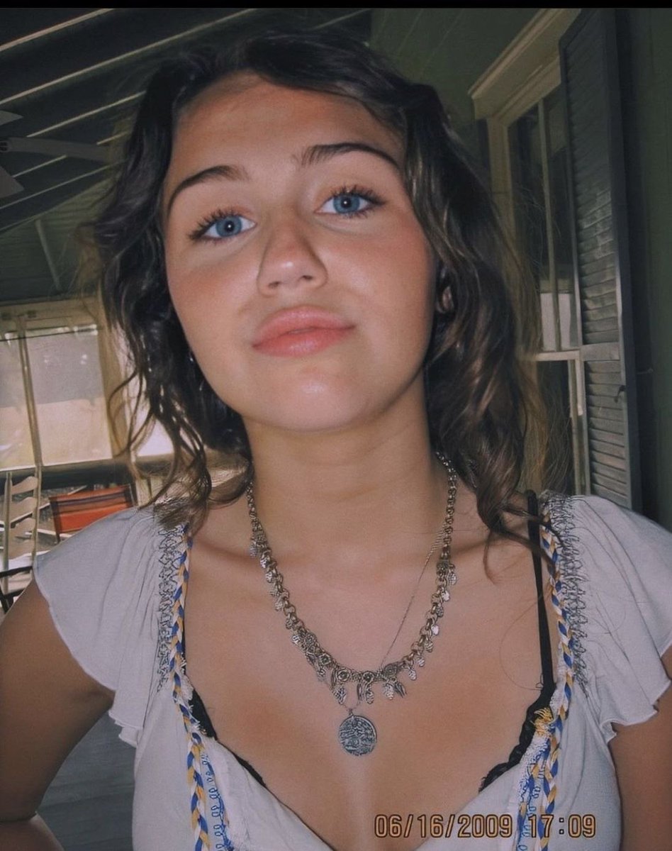 Miley Cyrus 🤝 Anahi