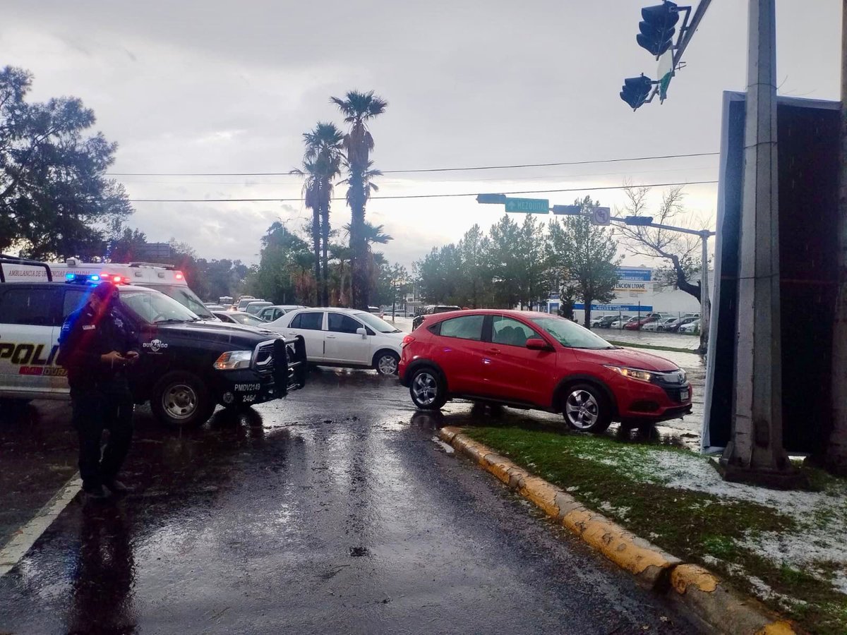 La Era Mediática TV by @MarcosOrtizMX (@laeramediatica) on Twitter photo #LaEraM #TV | #FlashInformativo ⚡️ Agentes Municipales siguen apoyando a conductores y atendiendo reportes en diversas zonas de la capital bajo lluvia y granizo. 🚧👮🏻♀️👮🏻♂️ #CDMX #LluviasCDMX #SeguridadVial <a href="/GobCDMX/">Gobierno de la Ciudad de México</a> <a href="/SSC_CDMX/">SSC CDMX</a> #LaEraMediáticaTV <a href="/CEOMarcosOrtiz/">CEOMarcosOrtiz</a> <a href="/DMSPDGO/">DMSP DGO</a> #LaEraM #TV | #FlashInformativo ⚡️ Agentes Municipales siguen apoyando a conductores y atendiendo reportes en diversas zonas de la capital bajo lluvia y granizo. 🚧👮🏻♀️👮🏻♂️ #CDMX #LluviasCDMX #SeguridadVial <a href="/GobCDMX/">Gobierno de la Ciudad de México</a> <a href="/SSC_CDMX/">SSC CDMX</a> #LaEraMediáticaTV <a href="/CEOMarcosOrtiz/">CEOMarcosOrtiz</a> <a href="/DMSPDGO/">DMSP DGO</a>
