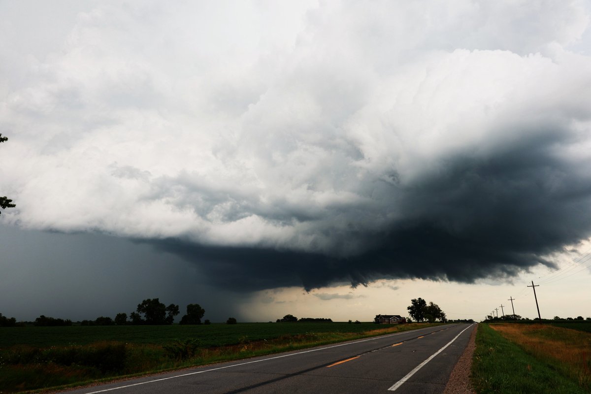 WxErhard's tweet image. Yesterday&apos;s chase with @KJ_Chasing was a bust but we managed to at least get some decent shots at some storms that failed at all aspects to drop a tornado, here is a couple photos of the tornado warned storm in Keosauqua, IA.
