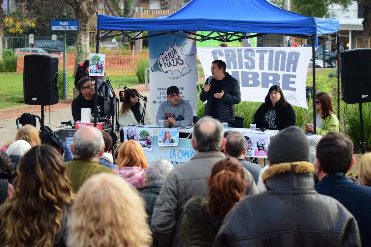 marianorecalde's tweet photo. Arrancamos el sábado con un locrazo en la Villa 21-24, pasamos por la unidad básica de @buenosaires3d en San Telmo y terminamos el día en Villa del Parque, en una plaza colmada de compañeros y vecinos. 

Que se escuche en todos lados: LIBERTAD para Cristina, condenada y proscripta por defender los intereses del pueblo, y para Eva y Alexia, presas por militantes peronistas.

Frente a la injusticia: cabeza, corazón y coraje! ✌🏼