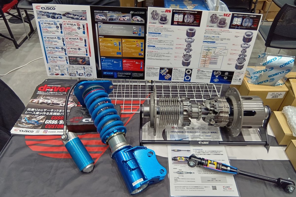 現在開催中の群馬パーツショーもいよいよ最終日を迎えました。
昨日までの２日間、CUSCOブースにたくさんのお立ち寄りありがとうございます。

最終日も『高崎くす子ちゃん』（小咲むう）、そして元気いっぱいの群馬トヨタさん若手スタッフが皆様のご来場、お待ちしております！