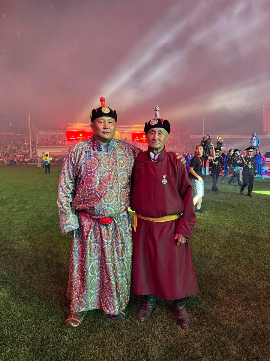 Н.Батсуурь: Аавтайгаа хамт наадамд мөн ч олон жил цугтаа наадлаа. Хар нялхааас минь дагуулж “Монгол бөхийг шударга үнэнээр барилд. Дараа нь харамсахгүйгээр…” гэж үргэлж захидаг. “Хүнд бууж өгч болохгүй, аз чинь харина” гэж үргэлж хэлдэг. Шударга зантай Аавтай хүү нь Аавынхаа