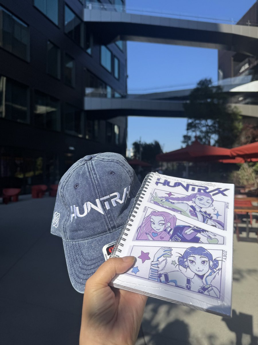 GoldieChan's tweet image. Thanks to @netflix for the industry screening of #KPOPDEMONHUNTERS ! Lots of good response + cute merch. Great panel with my FAV @maggiemkang & @dairysnake Ian Eisendraft