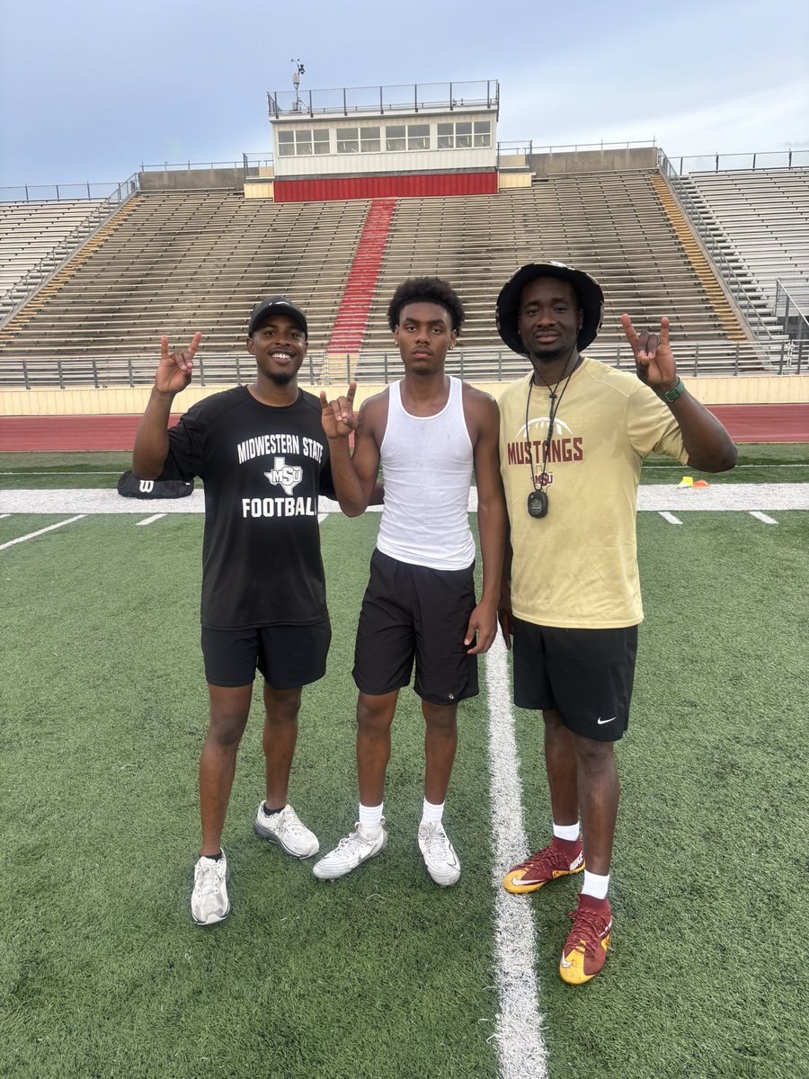 Midwestern state Offered! #AGTG
 <a href="/Clydelogan21/">Clyde Logan</a> <a href="/1CoachVaughn/">Coach Vaughn</a> <a href="/Dabo1056/">Dabo Davis</a>
