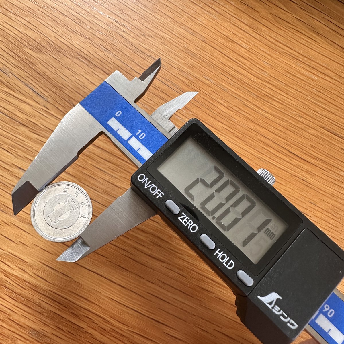デジタルノギスを購入しました。
これで食べ物の厚みなどが測れる〜！
まだまだ新品らしい滑り具合なので使い慣らしてなめらかにしていきたいと思います✨