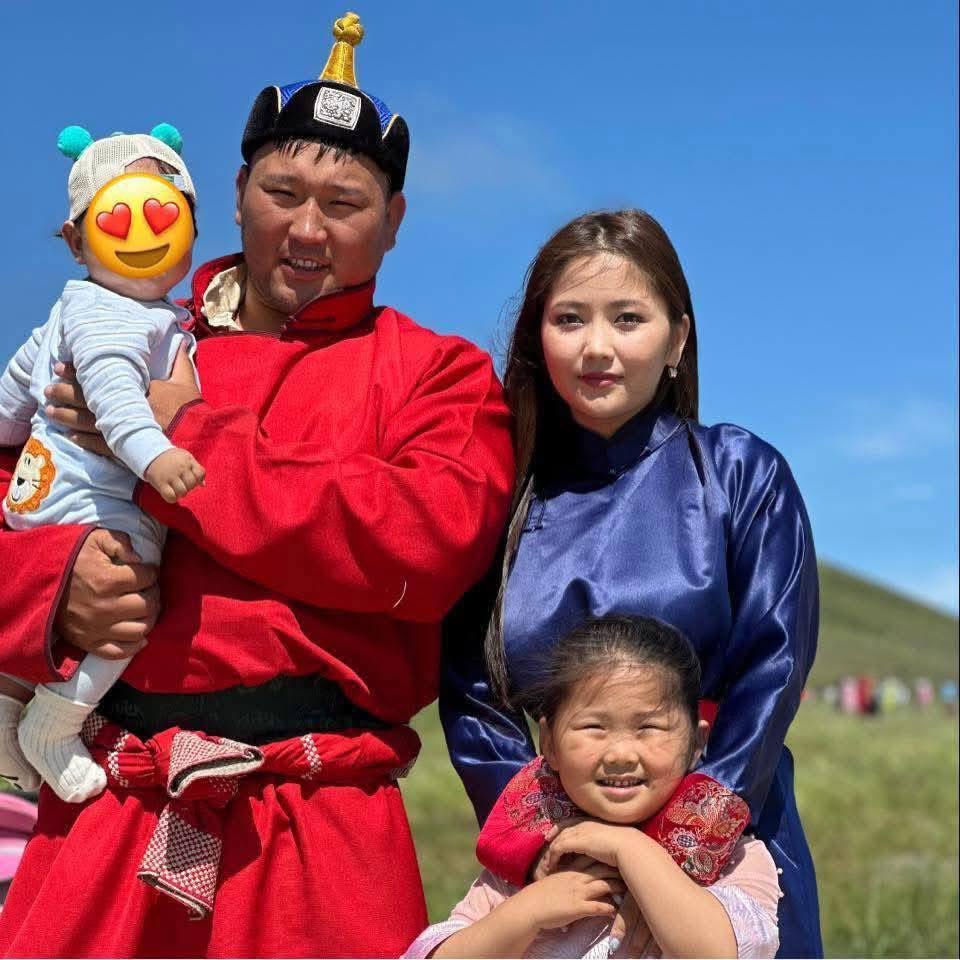 Манай шинэ арслан, гарьд хоёр маань ийм сайхан гэр бүлтэй мундаг залуус юм байна😍🥰😍❤️🇲🇳
Хоёр хүчтэн залуусынхаа гэр  бүлд нь хамгийн сайн сайхныг хүсье😍👍👍🥰🌷🌸