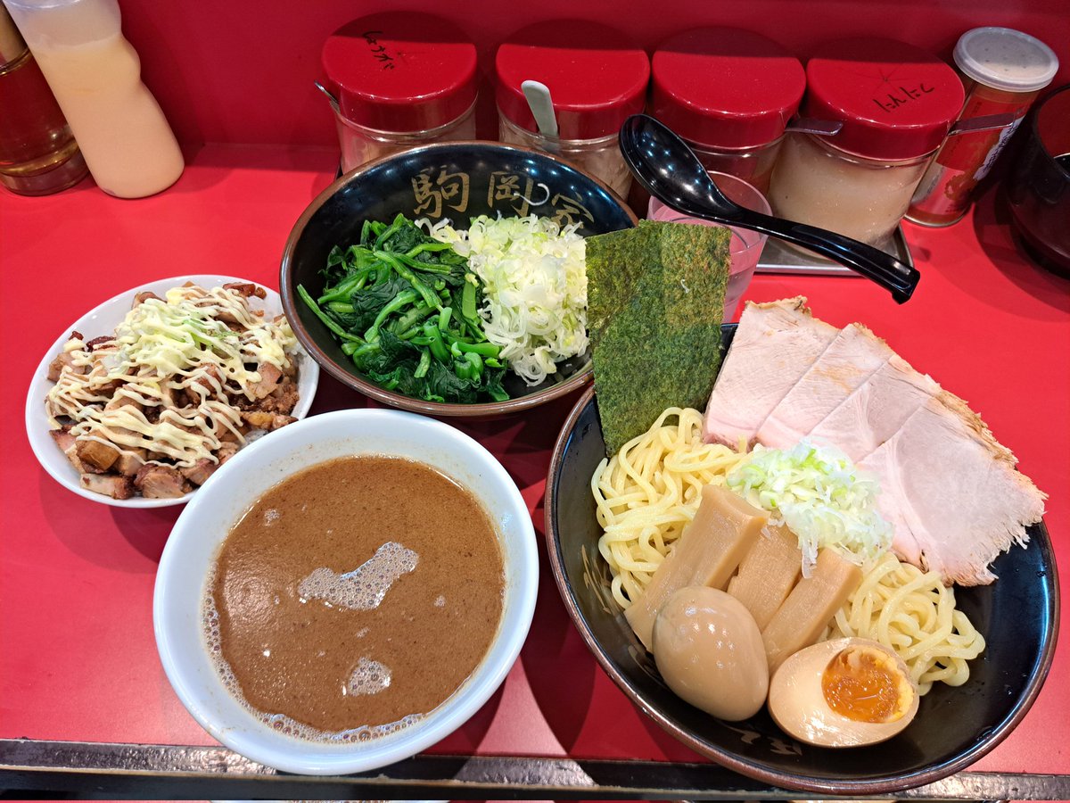 MAMO_CHANNEL666's tweet image. 今日の
🌅朝ごはんは
鶴見🎗️🍜駒岡家さんへ
🍜つけ麺+TP 色々
🍚🐷チャーシューまぶし丼
🔥炙って激うま😋
✨🍜濃厚な魚介豚骨つけ汁✨
🥬ほうれん草が相性抜群💮
食欲⬇バテ気味は🍜つけ麺🙌
朝から
🍜お店の雰囲気も最高🙆⬆🆙
🐷🍚腹パンで満たされた😋
店内YouTuberのサインが🎵
#駒岡家