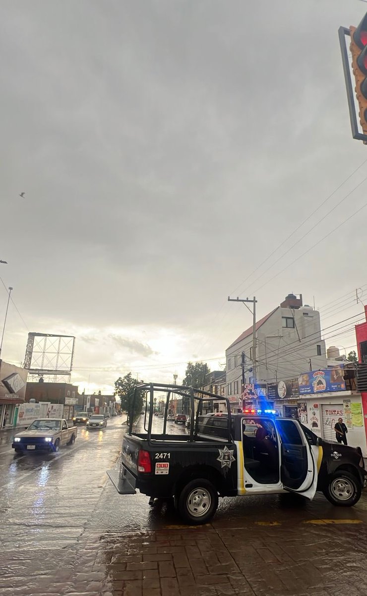 La Era Mediática TV by @MarcosOrtizMX (@laeramediatica) on Twitter photo #LaEraM #TV | #FlashInformativo ⚡️ Policía Municipal realiza desvíos por árboles caídos y un poste en varios puntos de la ciudad, manteniendo presencia para auxiliar. 🚨👮🏻♀️👮🏻♂️ #CDMX #SeguridadVial #LluviasCDMX <a href="/GobCDMX/">Gobierno de la Ciudad de México</a> <a href="/SSC_CDMX/">SSC CDMX</a> #LaEraMediáticaTV <a href="/CEOMarcosOrtiz/">CEOMarcosOrtiz</a> <a href="/DMSPDGO/">DMSP DGO</a> #LaEraM #TV | #FlashInformativo ⚡️ Policía Municipal realiza desvíos por árboles caídos y un poste en varios puntos de la ciudad, manteniendo presencia para auxiliar. 🚨👮🏻♀️👮🏻♂️ #CDMX #SeguridadVial #LluviasCDMX <a href="/GobCDMX/">Gobierno de la Ciudad de México</a> <a href="/SSC_CDMX/">SSC CDMX</a> #LaEraMediáticaTV <a href="/CEOMarcosOrtiz/">CEOMarcosOrtiz</a> <a href="/DMSPDGO/">DMSP DGO</a>