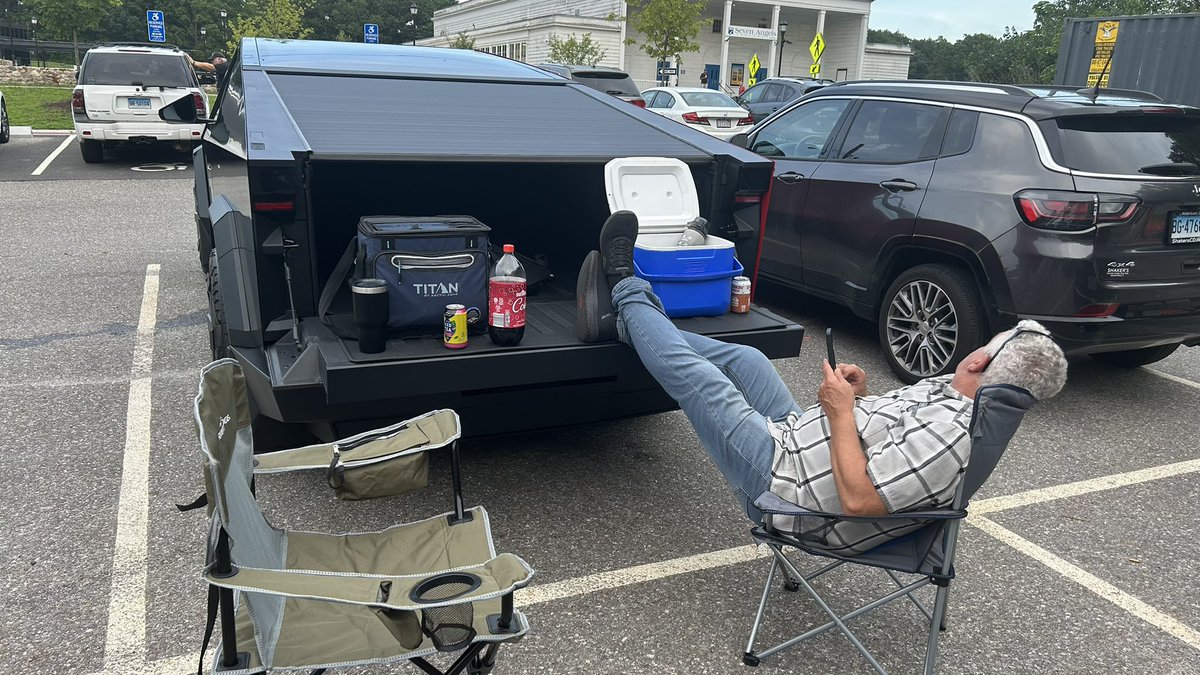 mike_cervellino's tweet photo. #Tesla #Cyberbeast Pre #RetroFloyd tailgate! #Sevenangelsthearter #Waterburyct https://t.co/aeL5LU5Evj