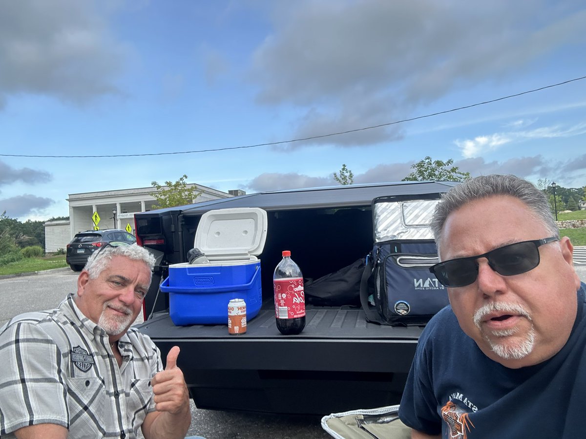 mike_cervellino's tweet photo. #Tesla #Cyberbeast Pre #RetroFloyd tailgate! #Sevenangelsthearter #Waterburyct https://t.co/aeL5LU5Evj