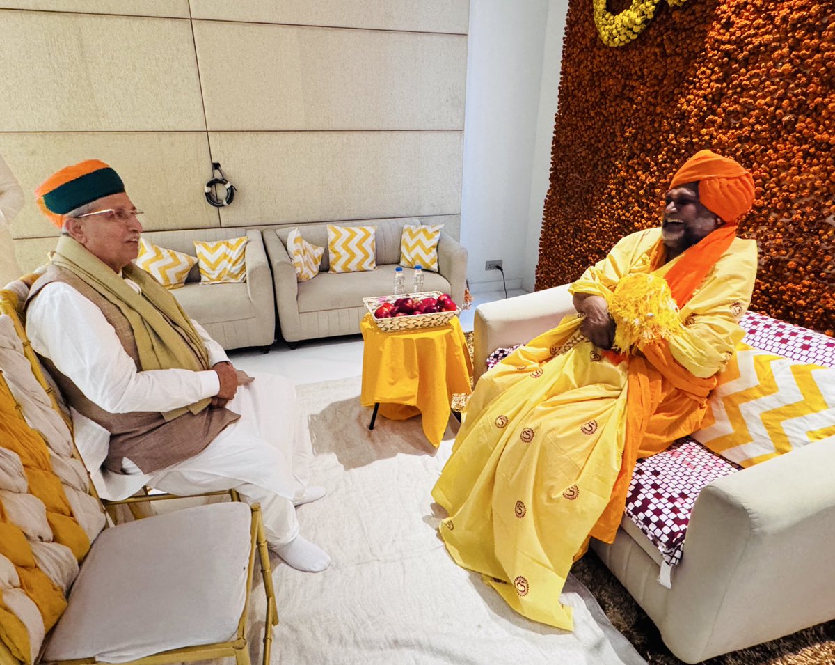 arjunrammeghwal's tweet image. गुरु पूर्णिमाँ के पावन उपलक्ष्य पर आज विश्वसंत सिद्धगुरु श्री सिद्धेश्वर ब्रह्मऋषि गुरवानंद जी का परम सानिध्य, आशीर्वाद व मार्गदर्शन प्राप्त किया ।  #GuruPurnima