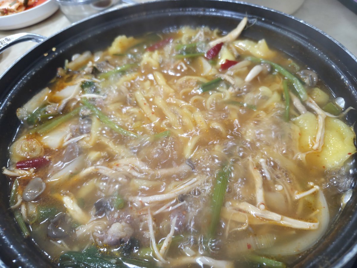 notbad012's tweet image. 📌 산촌버섯매운탕
이름은 매운탕인데 칼국수집임 ㅋㅋㅋㅋ
근데 기대했던것보다 덜 걸쭉해서 걸쭉칼국수를 원했던 나에겐 좀 아쉬웠어 ㅜㅜ
근데 맛있엉!
칼국수를 익혀서 따로 줘서 걸쭉함이 덜했던거 같기도?