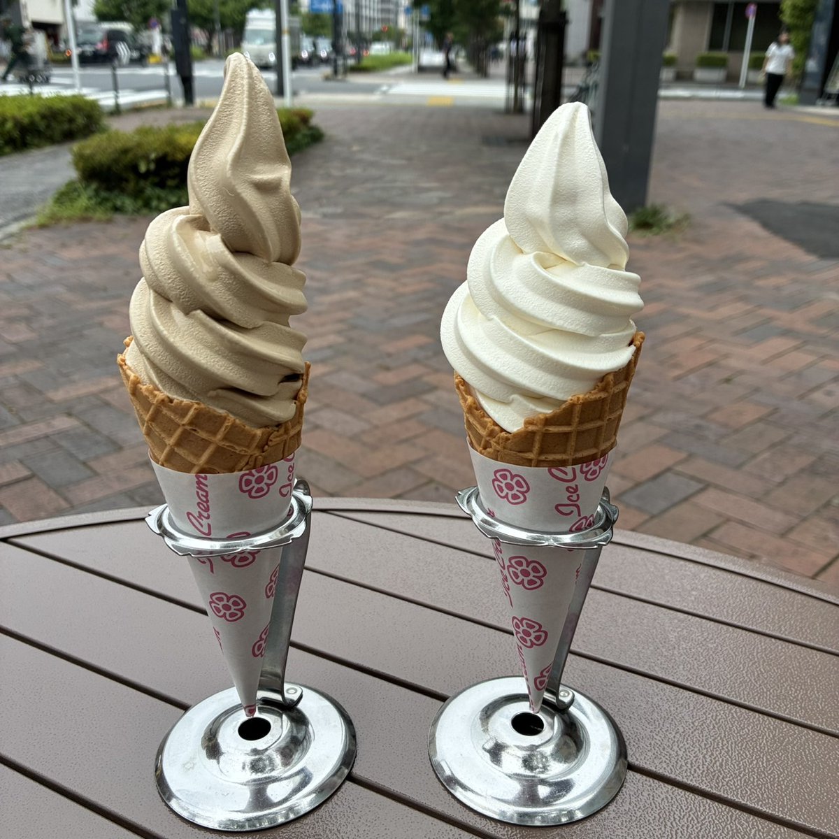 keycoffee_jp's tweet photo. KEY’S CAFEの人気ソフトクリーム
気になるのはどっちですか？

濃厚 バニラソフト→いいね❤
ほろ苦 氷温熟成珈琲ソフト→リポスト🔁

食べた方は感想も、ぜひ教えてください♪ https://t.co/fDX0EqcJfN