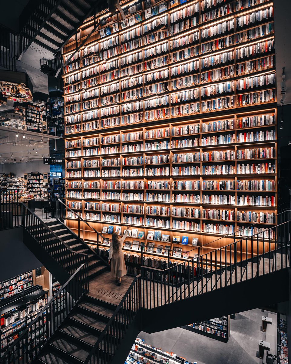 Kitapseverlerin rüyası 📚💛
Tsutaya Kitabevi, Nagoya, Japonya.