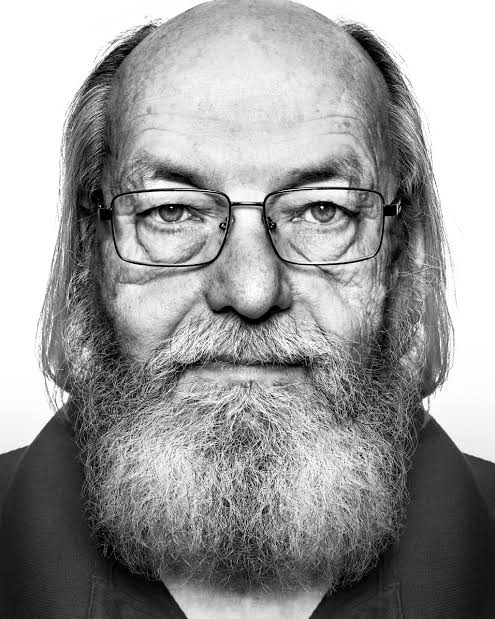 jezza kezza (@strangedevices1) on Twitter photo Hmm Ken Thompson taught me C ...
(nb - this is actually true. Nice bloke, Ken.) Hmm Ken Thompson taught me C ...
(nb - this is actually true. Nice bloke, Ken.)