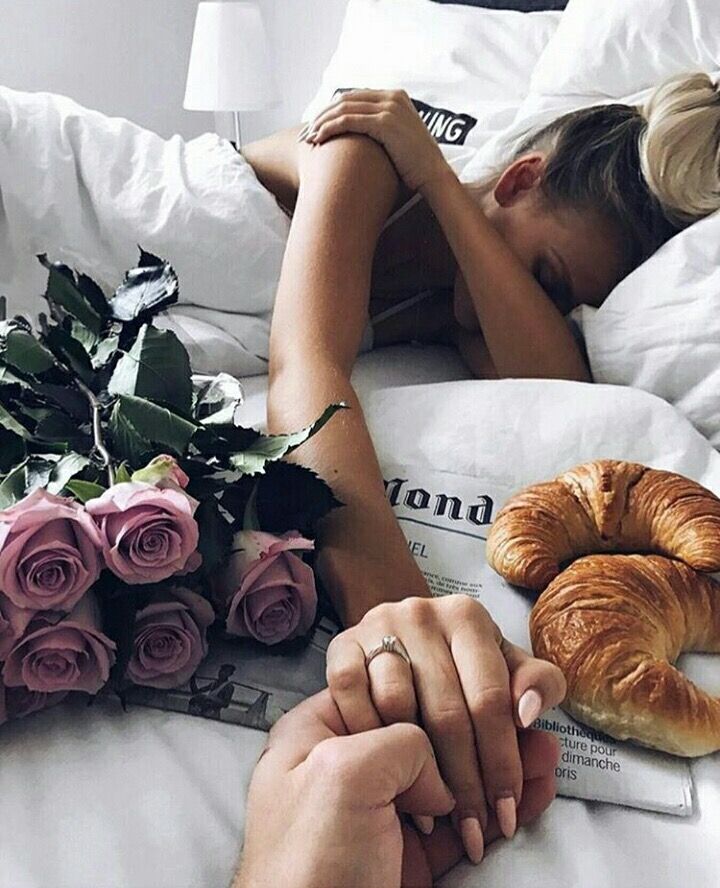 Stringi forte tra le mani qualcosa 
che resti e non i resti di qualcosa.

Buona Domenica amici ❤️ 

#CondominioDiScrivoArte