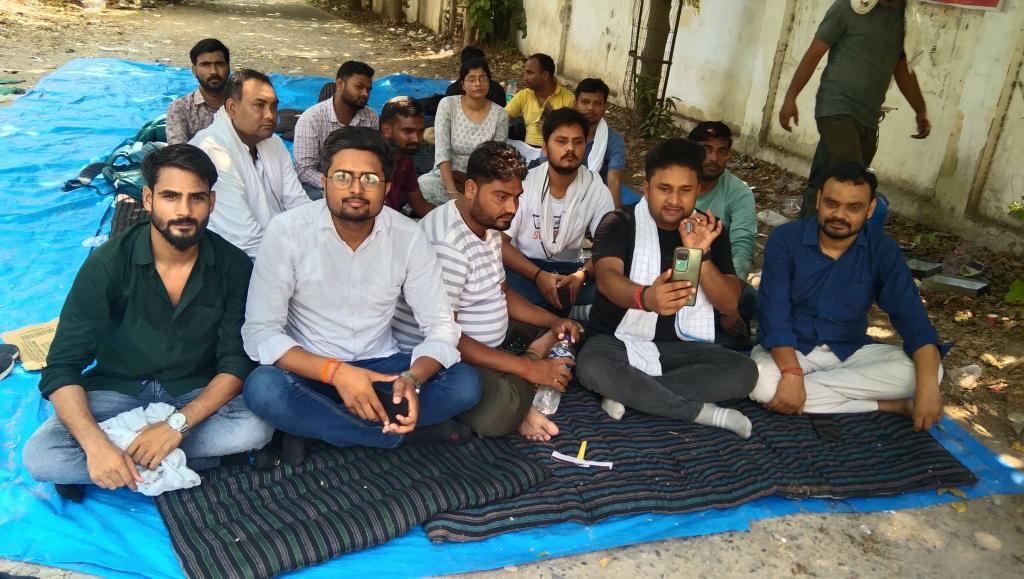 Abhishek Mishra (प्रदेश महामंत्री ) (@abhishekmdeled) on Twitter photo #मधुशाला_नहीं_पाठशाला_दो
स्कूलों का मर्जर तो बहाना है।
असल में निजीकरण पर निशाना है।।
#savevillegeschool
<a href="/basicshiksha_up/">Department Of Basic Education Uttar Pradesh</a>
<a href="/thisissanjubjp/">Sandeep Singh</a>
<a href="/01shivendra/">Shivendra Pratap Singh</a>
<a href="/askErAbhi/">Abhishek</a>
<a href="/abhishekmDeled/">Abhishek Mishra</a> #मधुशाला_नहीं_पाठशाला_दो
स्कूलों का मर्जर तो बहाना है।
असल में निजीकरण पर निशाना है।।
#savevillegeschool
<a href="/basicshiksha_up/">Department Of Basic Education Uttar Pradesh</a>
<a href="/thisissanjubjp/">Sandeep Singh</a>
<a href="/01shivendra/">Shivendra Pratap Singh</a>
<a href="/askErAbhi/">Abhishek</a>
<a href="/abhishekmDeled/">Abhishek Mishra</a>
