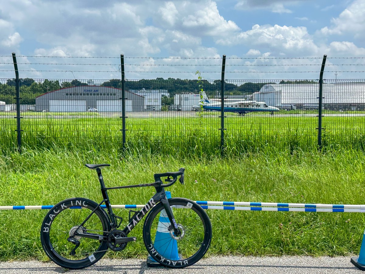 CairnRostock's tweet photo. My new gear を今朝のTHE ROAD RACE TOKYO TAMA の余韻とコースが残る武蔵野の森公園でぱしゃり

FACTOR OSTRO VAM2.0 Chrome
通算6台めの自転車は英国ブランド、足元までセクシーなイケメンをお迎えしました　

#FactorBikes 
#OSTROvam 
#BLACKINC https://t.co/99lStIzLhx