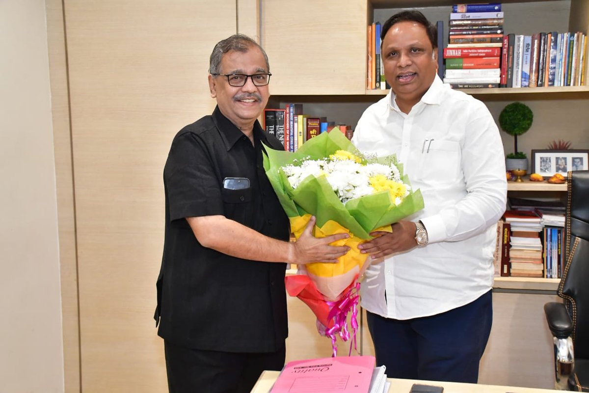ShelarAshish's tweet photo. "मुंबईचे योद्धे" राज्यसभेत!!

सन 1993 मुंबई बॉम्बस्फोट घडवून मुंबईकरांचा बळी घेणाऱ्या याकूबसह अन्य दहशतवाद्यांना तसेच मुंबईवर हल्ला करणाऱ्या दहशतवादी अजमल कसाबला फाशीची शिक्षा होईपर्यत कायदेशीर कडवा संघर्ष करणारे, कधीच आरोपीची वकिली न करणारे पद्मश्री अ‍ॅड. उज्वल निकम यांना भाजपाने उत्तर मध्य मुंबईतून उमेदवारी देऊन त्यांच्या कार्याचा उचित सन्मान करुन संसदेत नेण्यासाठी प्रयत्न केला होताच. पण तो दुदैवाने यशस्वी झाला नाही. पण त्यांचे योगदान लक्षात घेऊन आज मा. राष्ट्रपती द्रौपदी मुर्मु जी. यांनी अ‍ॅड निकम यांची राज्यसभेत नियुक्ती केली. या निमित्ताने मुंबईकरांचा योध्दा राज्यसभेत पोहचला आहे.
 
अ‍ॅड. उज्वल निकम यांचे अभिनंदन!
मा.राष्ट्रपती द्रौपदी मुर्मु जी आणि मा.पंतप्रधान नरेंद्र मोदी जी, मा.  मुख्यमंत्री देवेंद्र जी फडणवीस आणि पक्षश्रेष्ठींचे तमाम मुंबईकरांच्या वतीने आभार !!

तसेच  श्री. सि. सदानन्दन मास्टर,  श्री. हर्षवर्धन श्रृंगला, डॉ. मीनाक्षी जैन यांची देखील राज्यसभेवर नियुक्ती झाल्याबद्दल हार्दिक अभिनंदन! 

#RajyaSabha