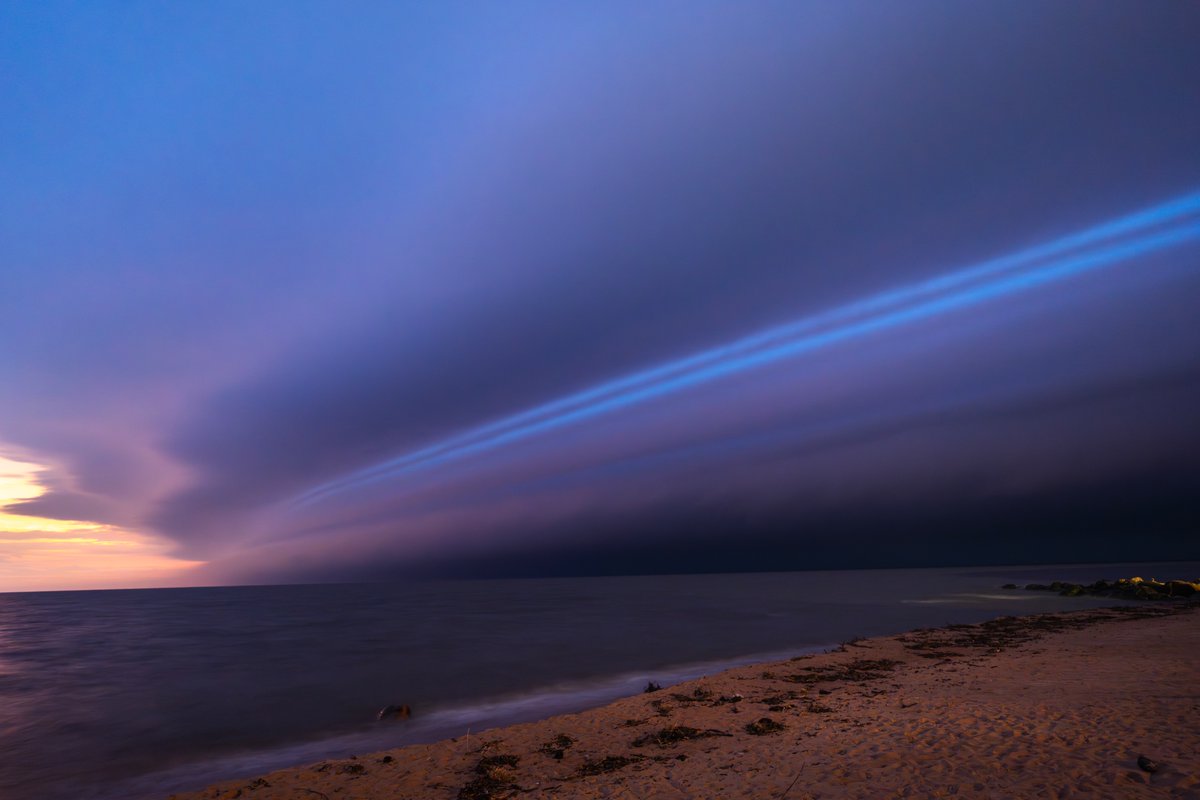 kairokiitsak's tweet image. Huge shelf cloud was moving over the Gulf of Finland last night, photo is captured from NE Estonia 13.07.2025.