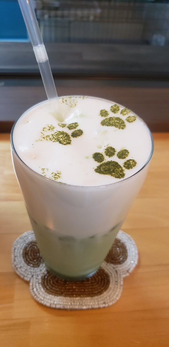 鶴岡市のあつみ温泉にある #でずぼCafe をちょっとご紹介。ここは保護猫譲渡型カフェで里親になりたい方や猫好きの方は是非訪れてみてください。店内には沢山の猫グッズがあり、窓越しに猫ちゃんたちを眺めながら食事もできます。新パネルの可愛い詩鶴ねこもありますよ。2階からの眺めも最高です😄