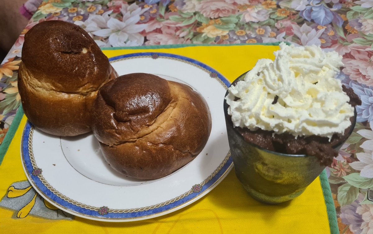 A colazione oggi la Sicilia in tavola...le brioches mi sono arrivate da giù la granita invece l'ho fatta io😋.
Buona colazione anime golose☕️😘
#domenichealternative