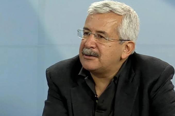 Ufuk Uras:

Barış sürecine tiyatro diyenler, 15 Temmuz darbesine de tiyatro demişlerdi.
Tiyatro yapanlar, hava üssünde suçüstü yakalanınca "arazi bakmaya gelmiştim" diyenlerdi.

Bunlar da o ekibin devamı.
15 Temmuz şehitlerini, canını korkusuzca ortaya koyanları sevgi ve saygıyla