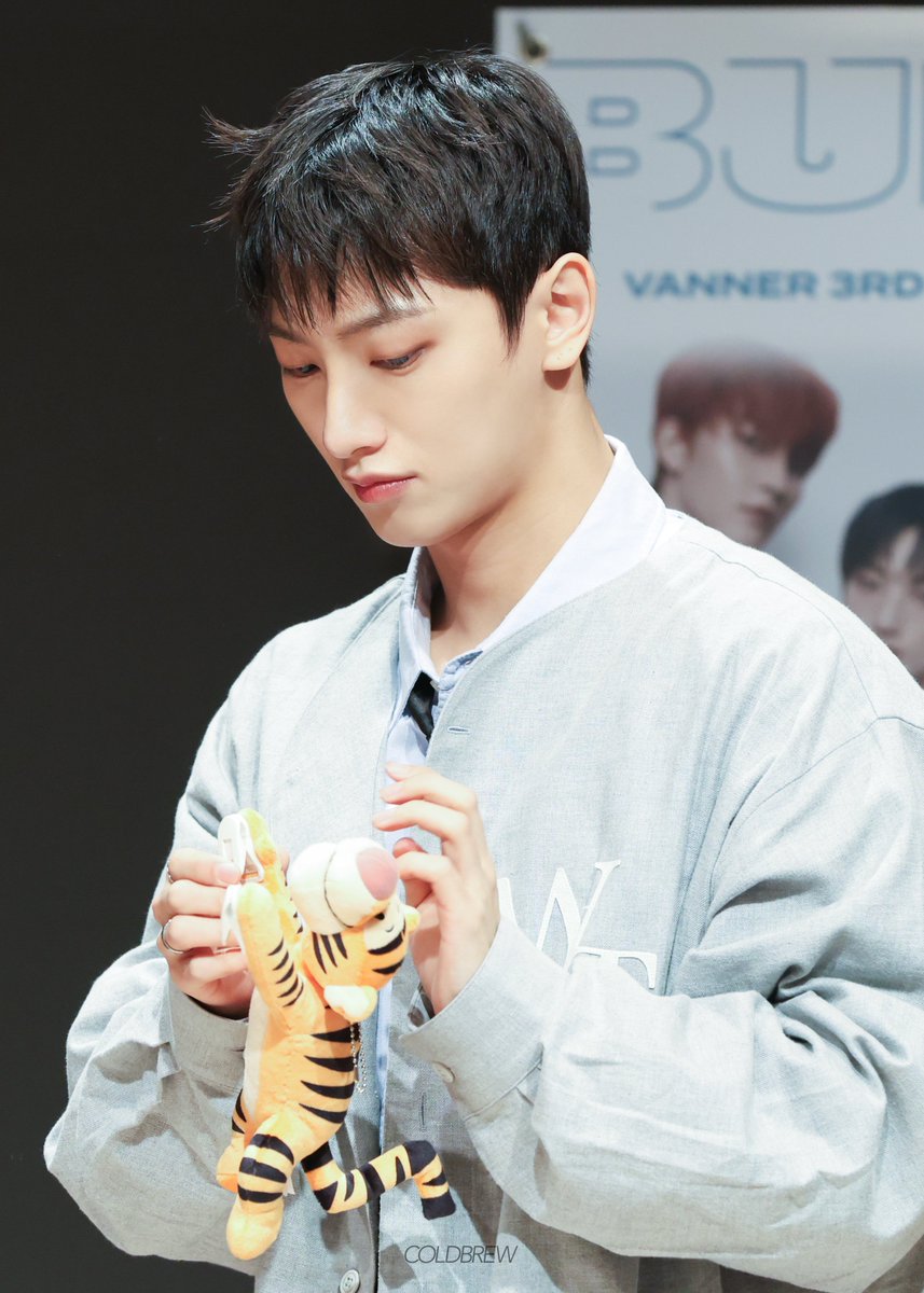 COLDBREW_y's tweet photo. 241101 JUMPUP FANSIGN EVENT✨HQ 

#배너 #VANNER #영광 #안영준 #YEONGGWANG https://t.co/Dn89Ko3uEc