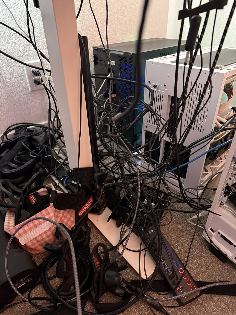 IRLBabynikki's tweet photo. Why won’t my pc turn on??? https://t.co/dKtfhCJJRt