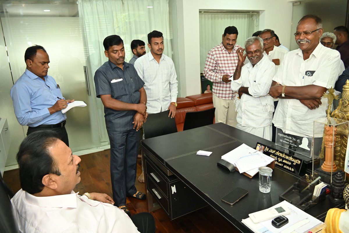 ಜನಸೇವೆಯೇ ಜನಾರ್ಧನ ಸೇವೆ...

ಬೆಂಗಳೂರಿನ ನನ್ನ ನಿವಾಸದ ಕಚೇರಿಗೆ ಇಂದು ಆಗಮಿಸಿದ ನಮ್ಮ ನಾಗಮಂಗಲ ಹಾಗೂ ನಾಡಿನ ವಿವಿಧ ಭಾಗದ ಜನತೆಯ ಅಹವಾಲುಗಳನ್ನು ಆಲಿಸಿ, ಅವರ ಅನೇಕ ಸಮಸ್ಯೆಗಳಿಗೆ ಸ್ಥಳದಲ್ಲಿಯೇ ಪರಿಹಾರ ಕಲ್ಪಿಸಲಾಯಿತು.

#Mandya #Nagamangala