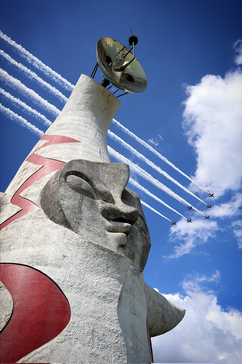 万博記念公園の太陽の塔上空を飛行するブルーインパルス。

感動をありがとう！

#ブルーインパルス
#大阪の空を見上げよう