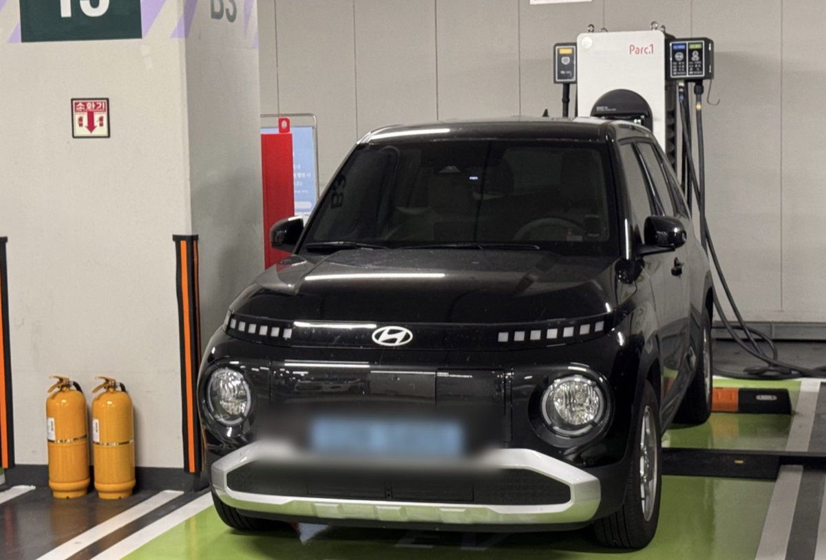 오늘 서울 여의도 더현대서울 지하주차장 급속충전소에서 충전 커넥터 연결없이 후진 주차한 현대차 캐스퍼 일렉트릭 전기차를 봤습니다.
이 차량의 충전구는 차량 앞쪽에 있어서 충전없이 전기차 충전소에 주차한 것이 확인이 됩니다.
국내 법률상 이 차가 급속충전소에서 1시간 내 충전 없이 주차만