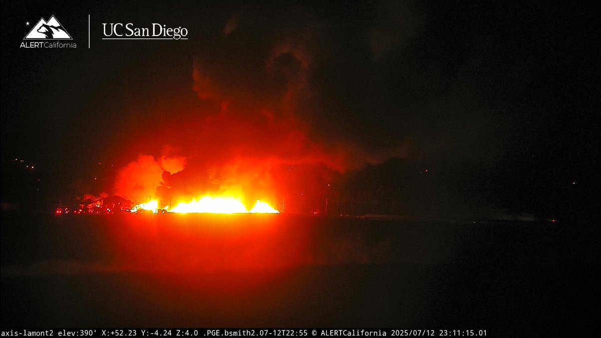 KernFiregraph's tweet photo. #GregoryFire the fire involves a half acre of vegetation, on multiple spots including a packing plant & trailer park on fire, unknown how many different structures are on fire. Quite the plume tonight. https://t.co/It0Ar9yOUA