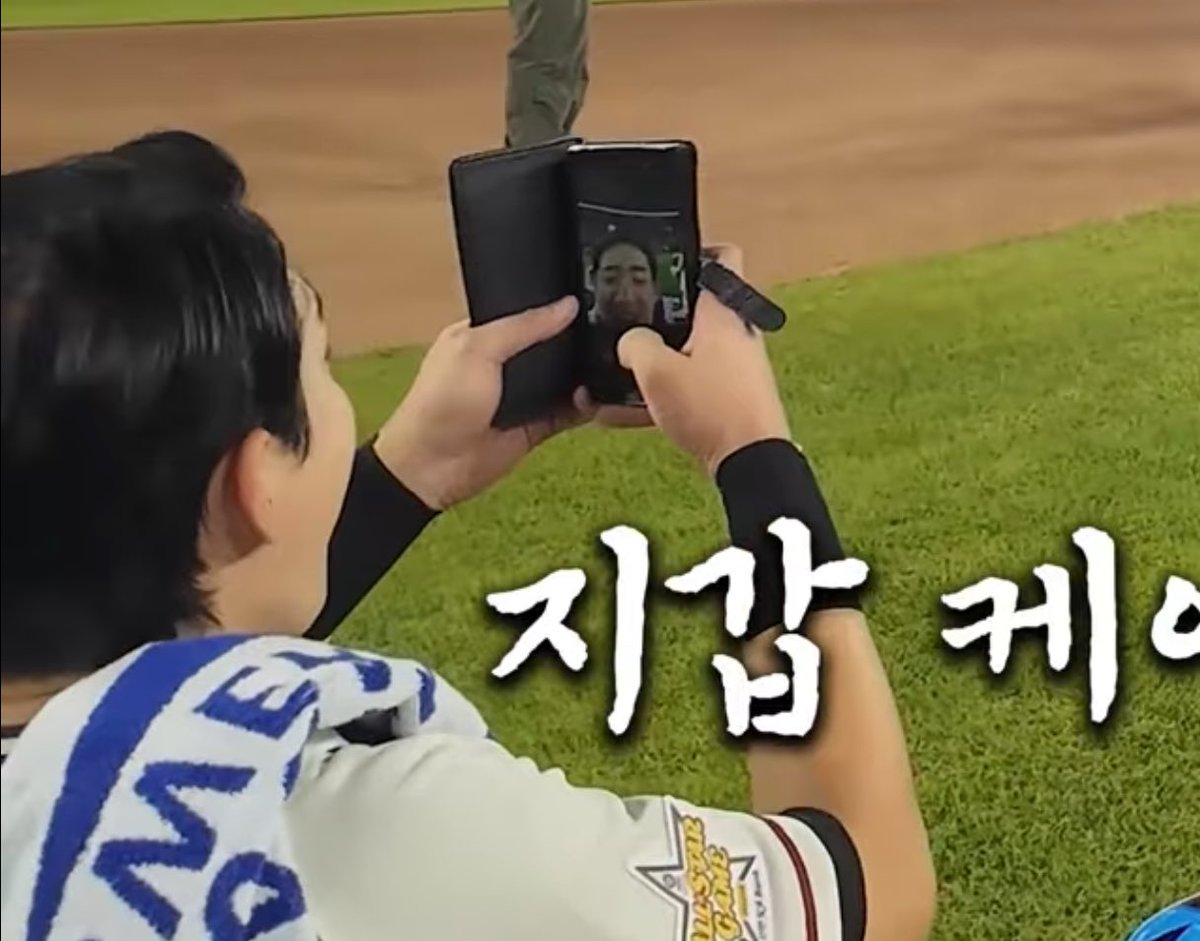 자욱이 잔나비 찍으려고 폰 꺼냈는데 셀카모드인거 개우끼다ㅋㅋㅋㅋㅋㅋㅋㅋㅋㅋㅋㅋㅋㅋㅋ