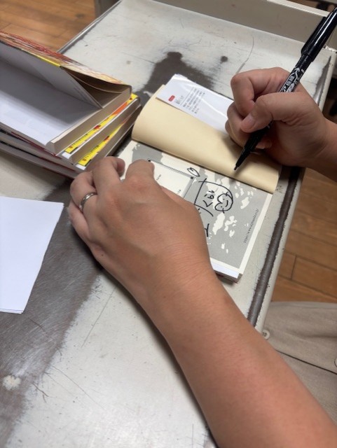 ms_takatsuki's tweet image. 望月くらげ先生 ご来店!
新刊「こちら大阪ねこ神社 神様の使いはじめます」
にサイン頂きました。直筆ミニ色紙も!
今度は大阪が舞台です。
皆さまご来店お待ちしてます。
#こちら大阪ねこ神社 #望月くらげ #アルファポリス