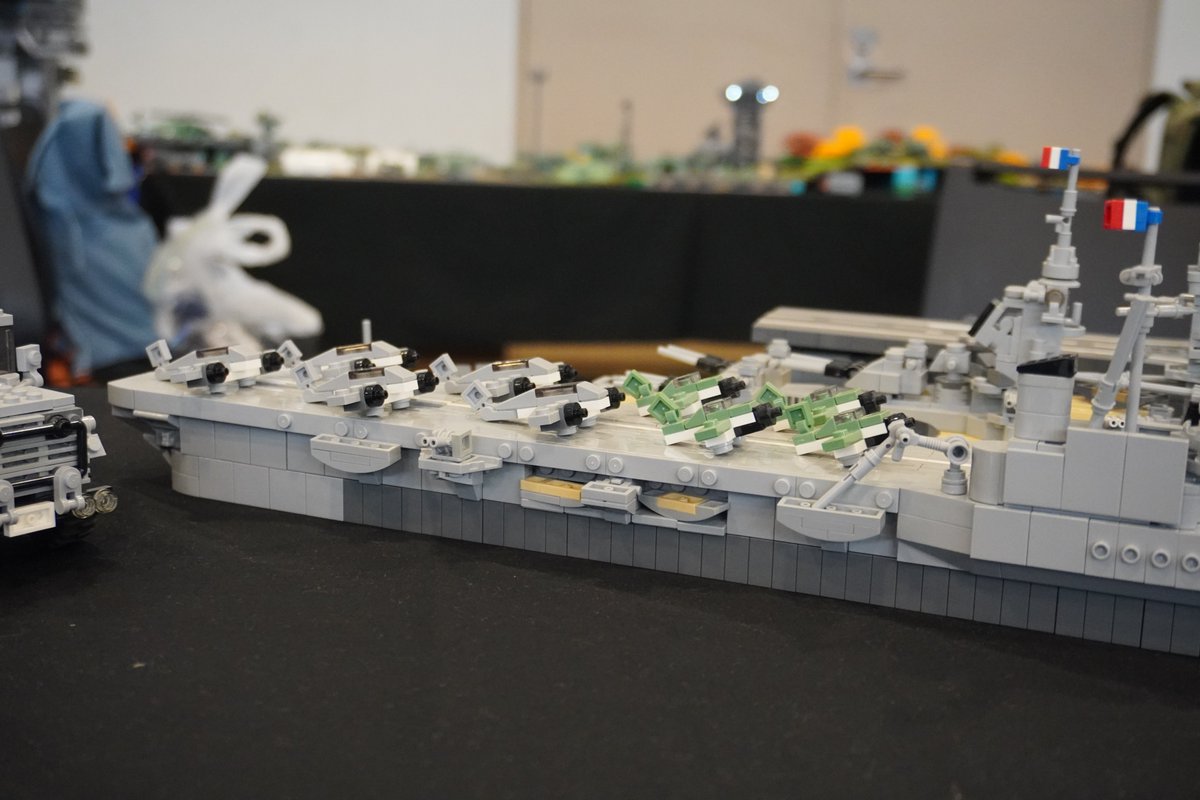 改めて投稿
空母アローマンシュ（コロッサス級）作りました
艦載機はシーファイア、シーモスキートをイメージしてます。
内部は特に作ってないので、今後改良したいと思います。