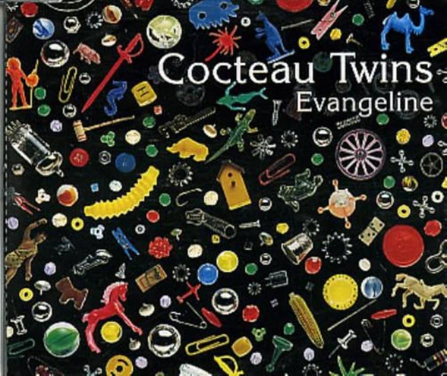 El conjunto escocés Cocteau Twins publicó en el año 1993, dentro del sello discográfico Fontana, su séptimo álbum de estudio, 'Four-Calendar Café'. Uno de sus singles es la extraordinaria canción "Evangeline". ¡Es inconfundible la voz de Elisabeth Fraser! youtu.be/yWi89zyss2E?si…