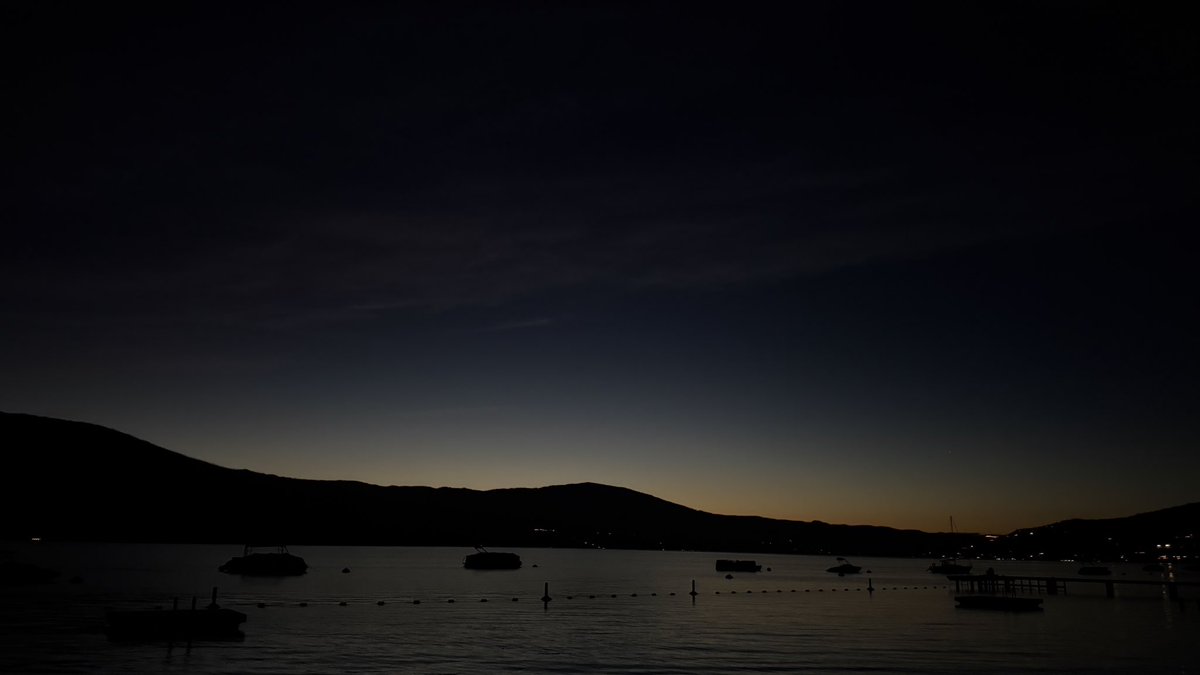 lizdekmusic's tweet image. blasting future garage at the beach at night i feel like a fucking king