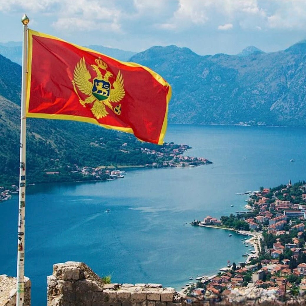 Srećni praznici povodom državnog praznika 🇲🇪 – 1️⃣3️⃣. jula – Dana državnosti!