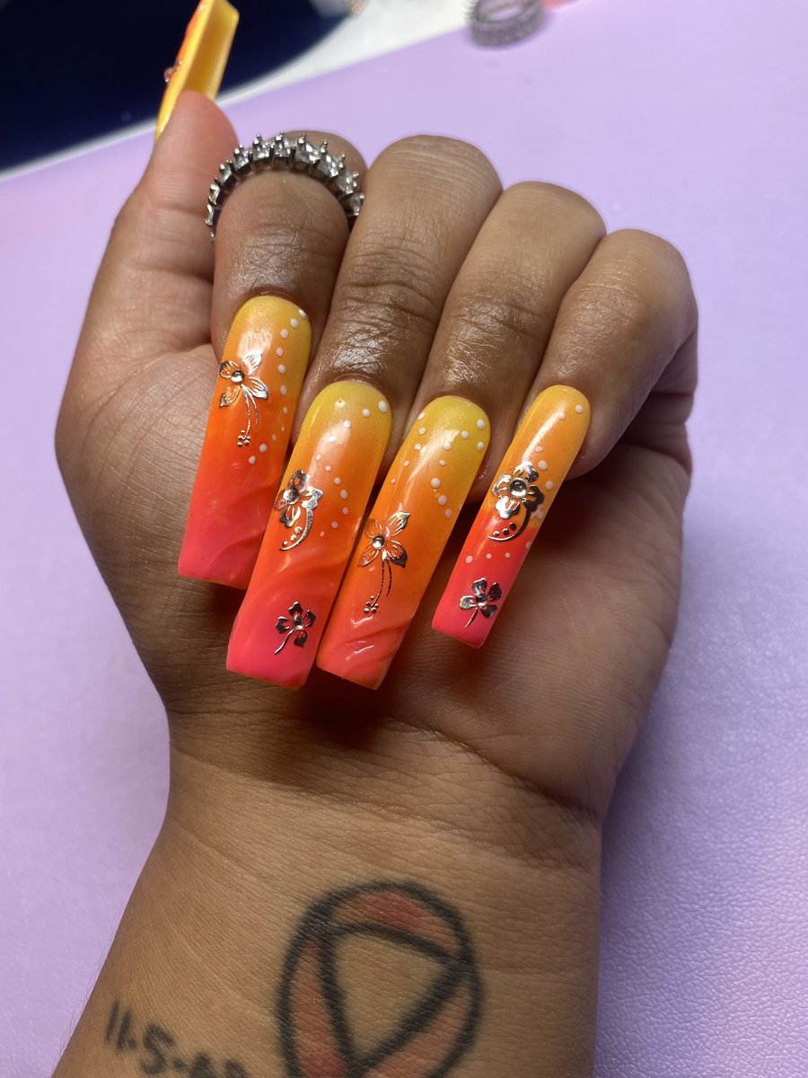 queenellenails's tweet photo. Hawaiian Summer 🏝️🌺🧡💛🩷
Custom Luxury Press-Ons 
#pressons #nailextension #nailedit 
Book your appointments, purchase your press-ons, and other beauty products 
https://t.co/t9xZiLSsth https://t.co/1pMCQPY4Ub