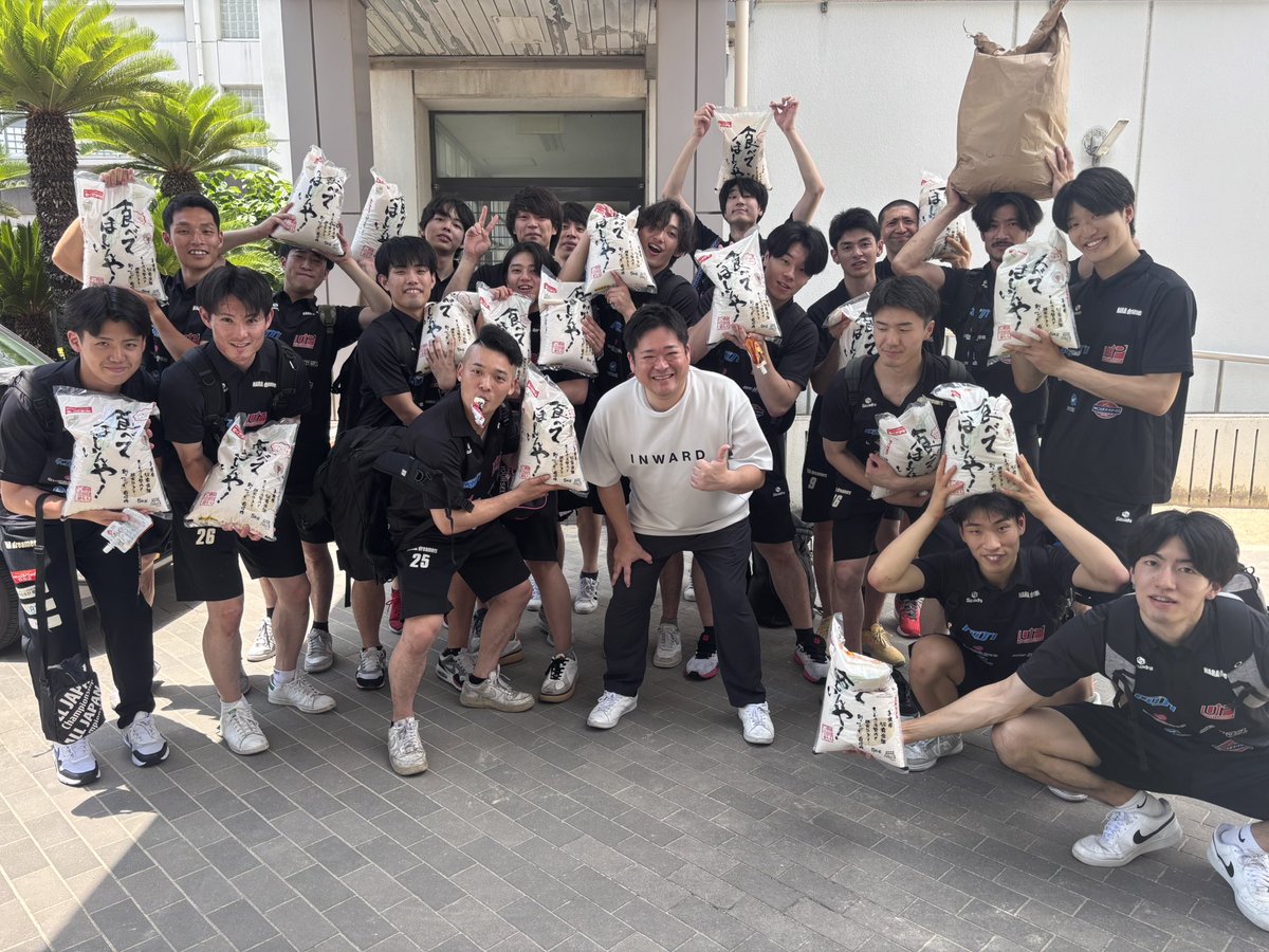 nara_dreamers's tweet photo. 奈良ドリーマーズのスポンサーとして、日頃より大変お世話になっている #幸南食糧株式会社 様の川西社長より選手・スタッフにお米をいただきました❣️
本当にありがとうございます🥹✨

美味しいお米をたくさん食べて、この夏を乗り越えましょう☀️ https://t.co/TieByXHUGW