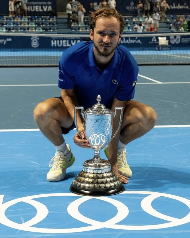 dmedvedevfans's tweet image. Daniil Medvedev won the exhibition tournament βCopa del Reyβ in Huelva, beating Alejandro Davidovich-Fokina in three sets β 6-2, 5-7, 6-2.
Finally, we won the main trophy ππ
@DaniilMedwed