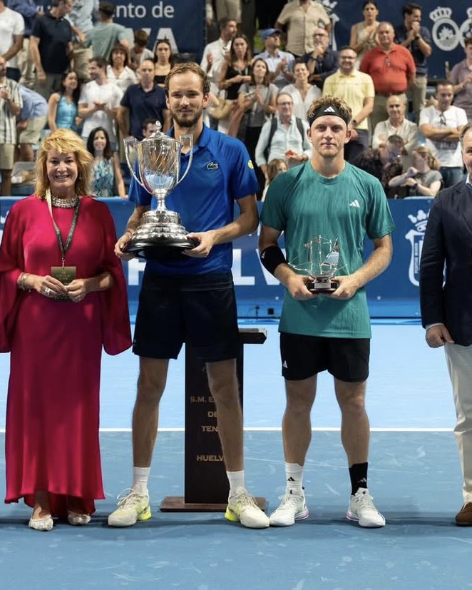 dmedvedevfans's tweet image. Daniil Medvedev won the exhibition tournament βCopa del Reyβ in Huelva, beating Alejandro Davidovich-Fokina in three sets β 6-2, 5-7, 6-2.
Finally, we won the main trophy ππ
@DaniilMedwed