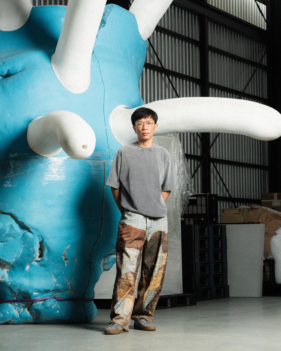 acnestudios's tweet image. Japanese ceramicist Takuro Kuwata reimagines a selection of Acne Studios’ iconic pieces, infusing them with his bold, colourful signature to celebrate the opening of Acne Studios Aoyama flagship store in Tokyo.
The capsule includes a Camero bag, trompe-l’oeil denim, ceramic…