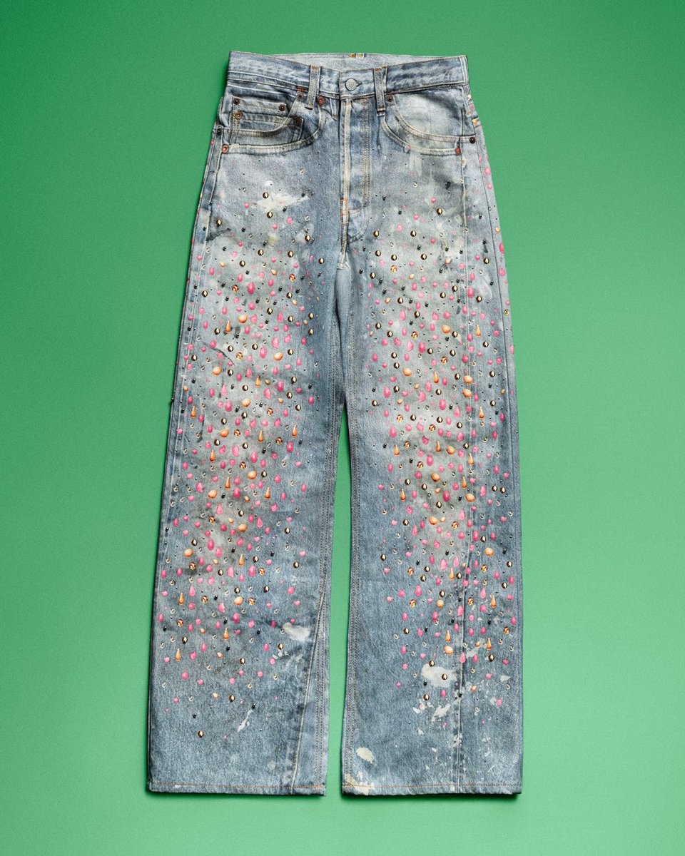 acnestudios's tweet image. Japanese ceramicist Takuro Kuwata reimagines a selection of Acne Studios’ iconic pieces, infusing them with his bold, colourful signature to celebrate the opening of Acne Studios Aoyama flagship store in Tokyo.
The capsule includes a Camero bag, trompe-l’oeil denim, ceramic…