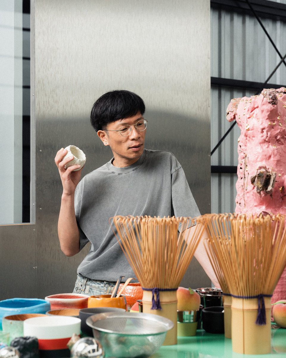 acnestudios's tweet image. Japanese ceramicist Takuro Kuwata reimagines a selection of Acne Studios’ iconic pieces, infusing them with his bold, colourful signature to celebrate the opening of Acne Studios Aoyama flagship store in Tokyo.
The capsule includes a Camero bag, trompe-l’oeil denim, ceramic…