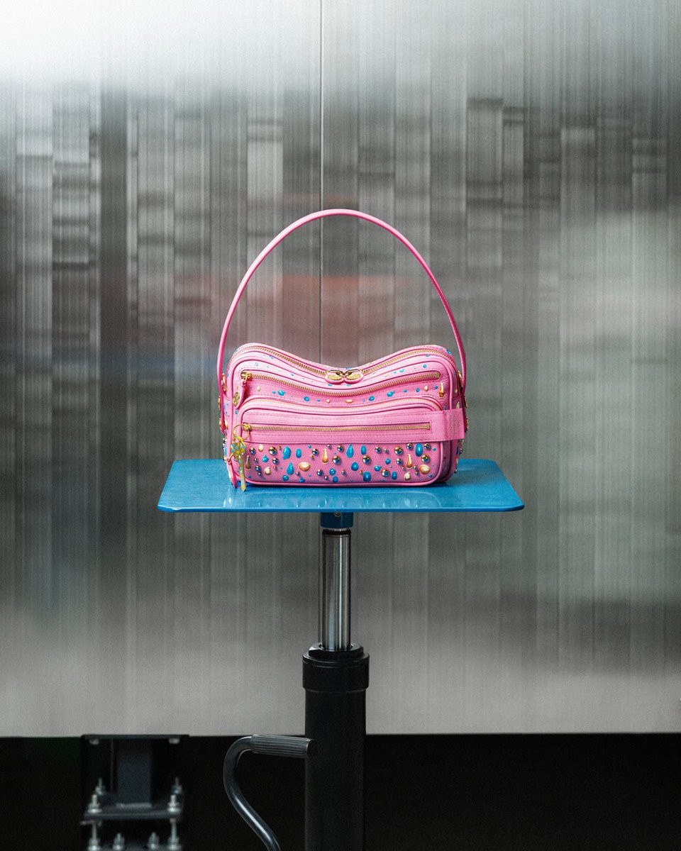 acnestudios's tweet image. Japanese ceramicist Takuro Kuwata reimagines a selection of Acne Studios’ iconic pieces, infusing them with his bold, colourful signature to celebrate the opening of Acne Studios Aoyama flagship store in Tokyo.
The capsule includes a Camero bag, trompe-l’oeil denim, ceramic…