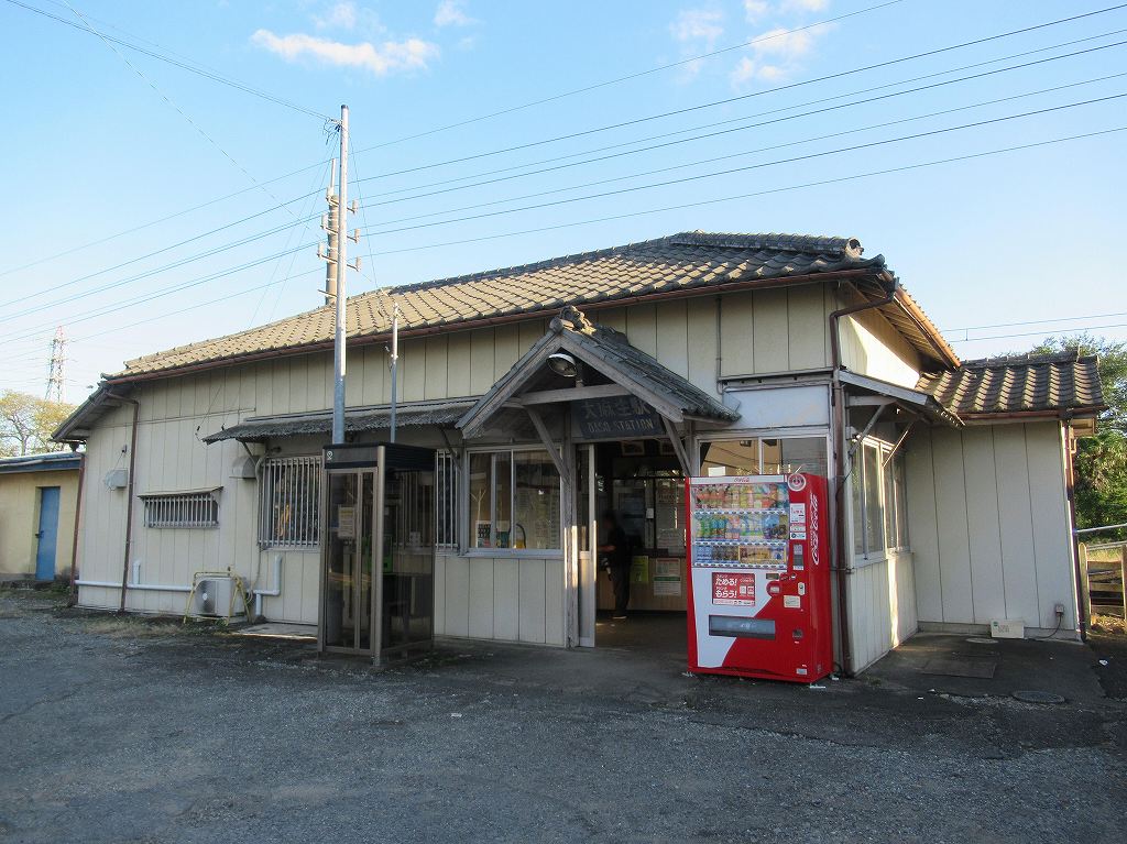 eki_no_mokuroku's tweet image. 2022年、大麻生駅(埼玉県)
#秩父鉄道 /秩父本線
1901年開業、1面2線の地上駅。各地から秩父へ通じる秩父往還のうち中山道から分かれる「ちちぶ道」が通っていた大麻生は、江戸時代には秩父札所巡礼や秩父神社などへの参拝、絹の交易等で賑わい、要所には当時の道標や庚申塔などが残っています。